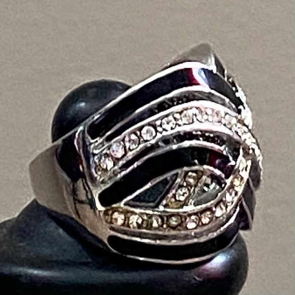 Vintage Rhodium plated black enamel & clear rhinestones women ring.Size 7.5 Used - Picture 2 of 7